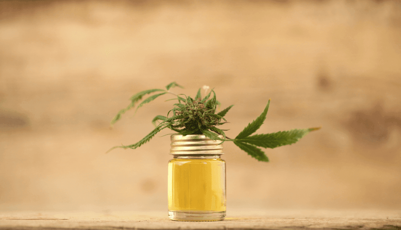 Cannabis Blüten und Öl auf einem braunem Tisch